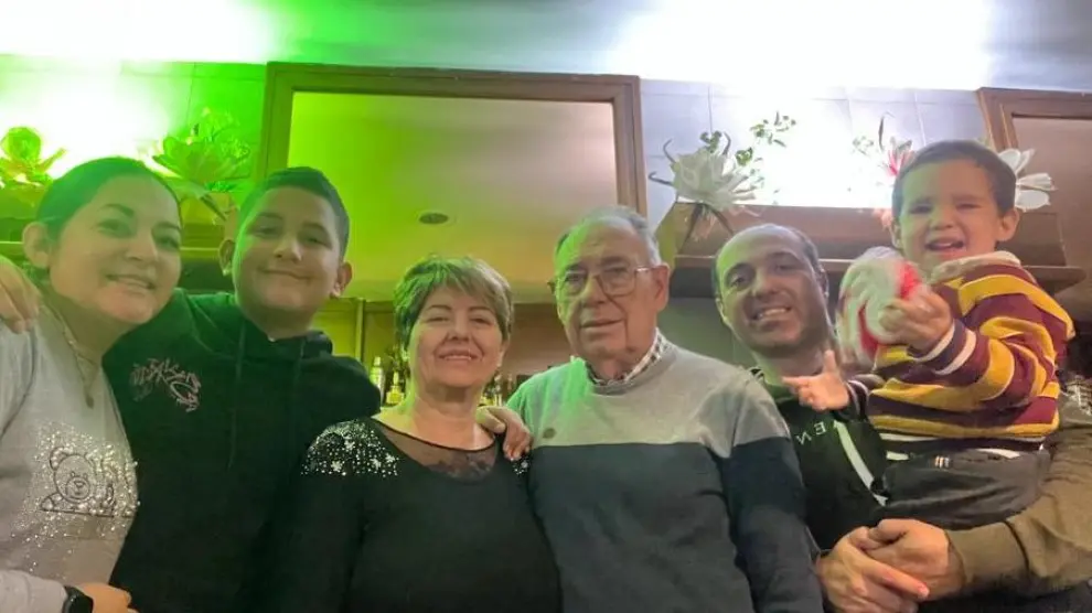 La familia Ocón, en el bar Teruel, en Grañén.