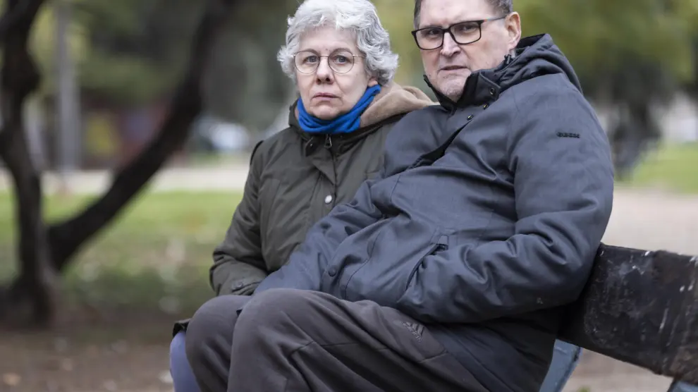 El investigador Miguel Ángel Capapé, con su mujer Purificación Lapeña, el pasado 5 de enero, cerca de su casa en el barrio de la Almozara.