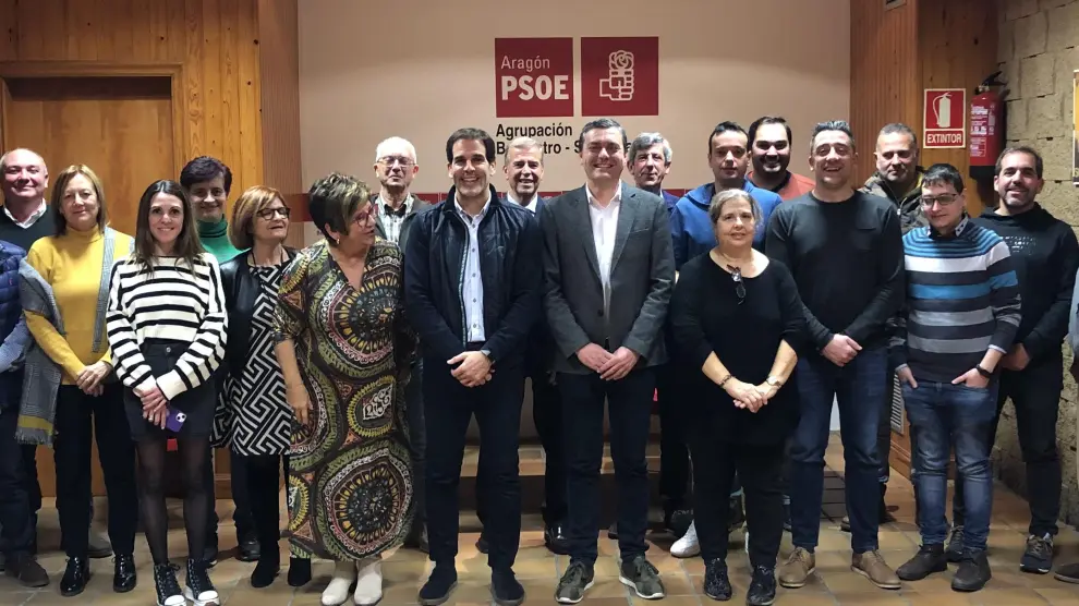Daniel Gracia, flanqueado por Fernando Sabés y Elisa Sancho, junto a los asistentes a la asamblea de la Agrupación Local del PSOE de Barbastro.