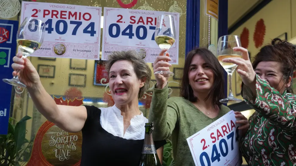 Empleadas de la administración de la calle Ledesma de Bilbao que han vendido parte del número 04074