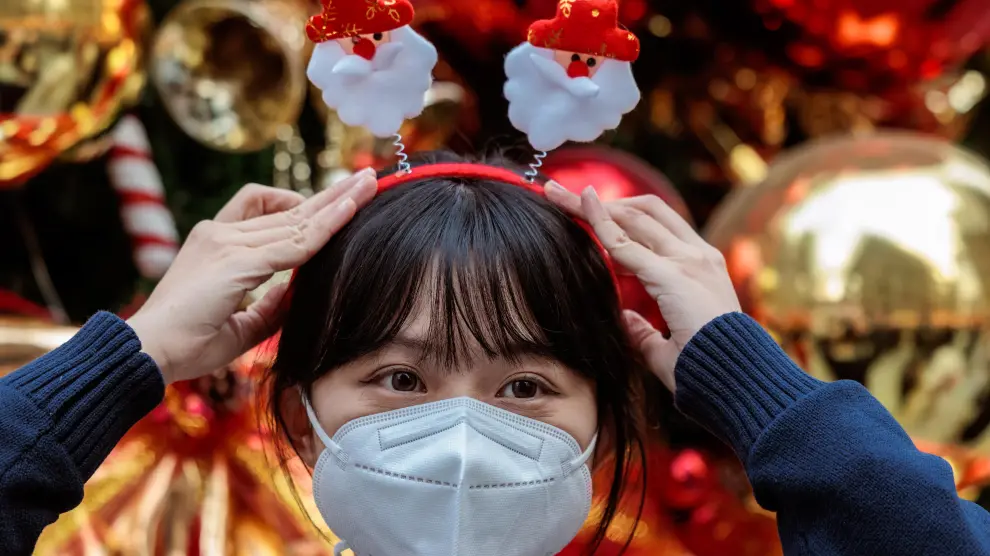 Mercado navideño en China, donde sube el número de casos.