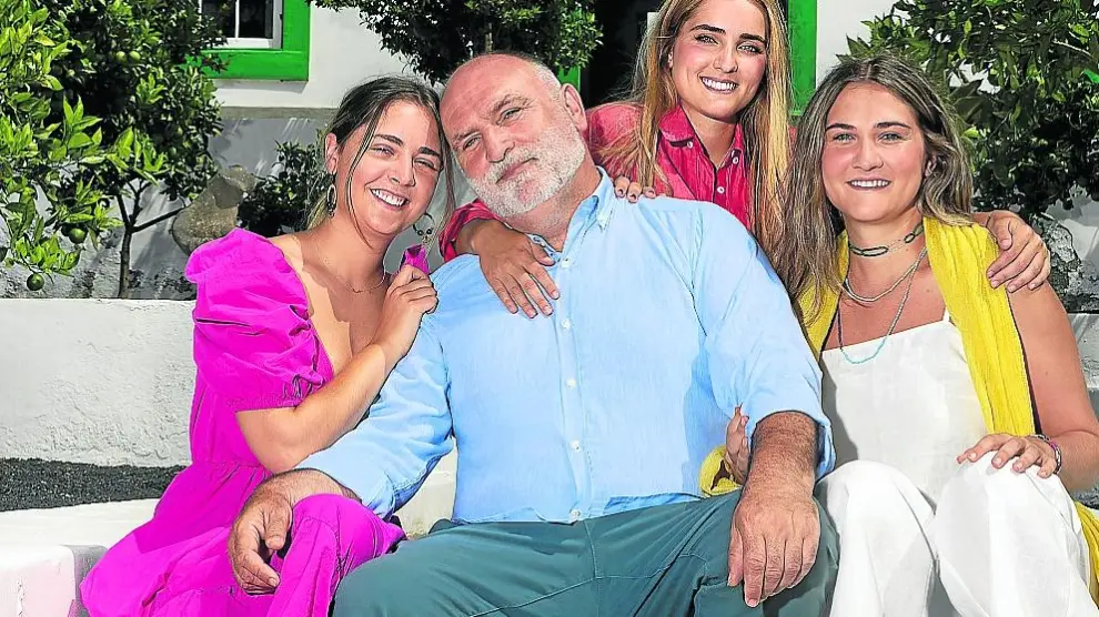 El chef y sus hijas protagonizan ‘José Andrés y familia en España’ (HBO Max).