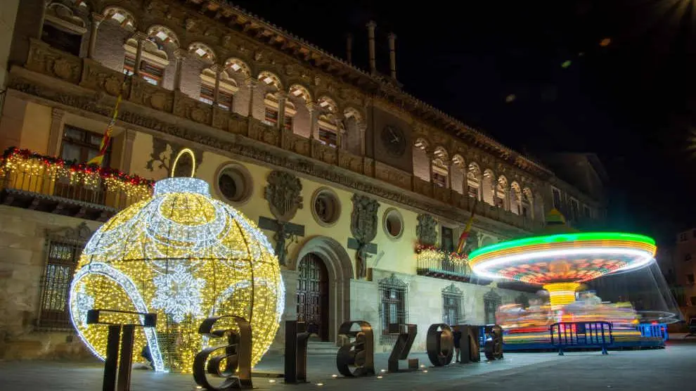 La plaza de España, en la que se ubica el edificio consistorial, es uno de los puntos de la ciudad que cuentan con iluminación navideña.