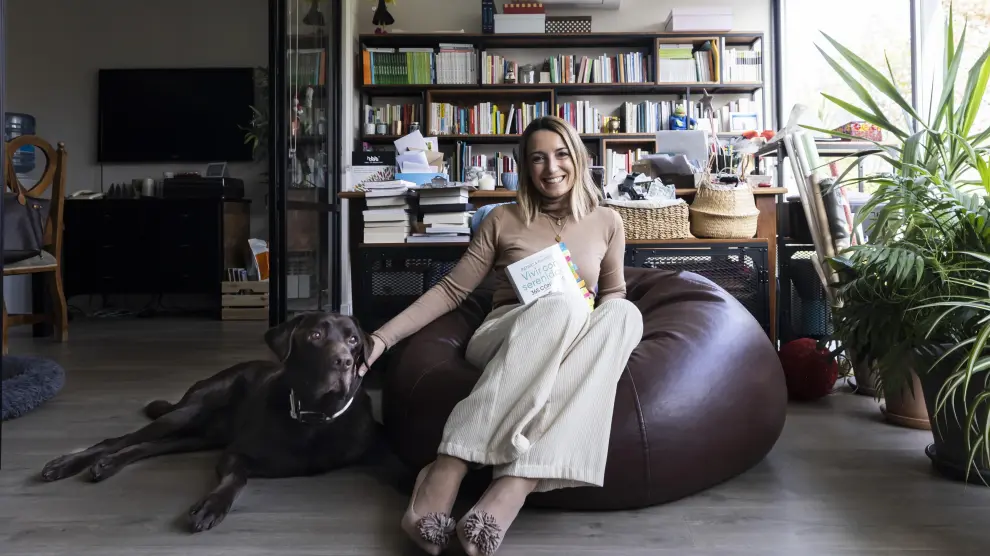 La psicóloga Patricia Ramírez, en su estudio junto a su perro, en su casa de Zaragoza.
