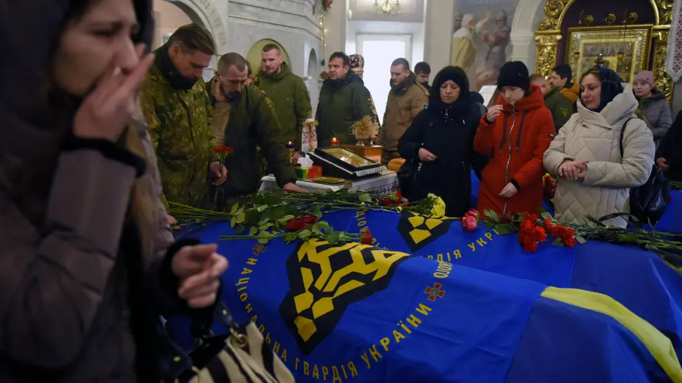 Familiares y amigos despiden a los militares Serhiy Yanets Oleksandr Schavei, y Taras Tomachkivskiy, muertos a manos de las tropas rusas.