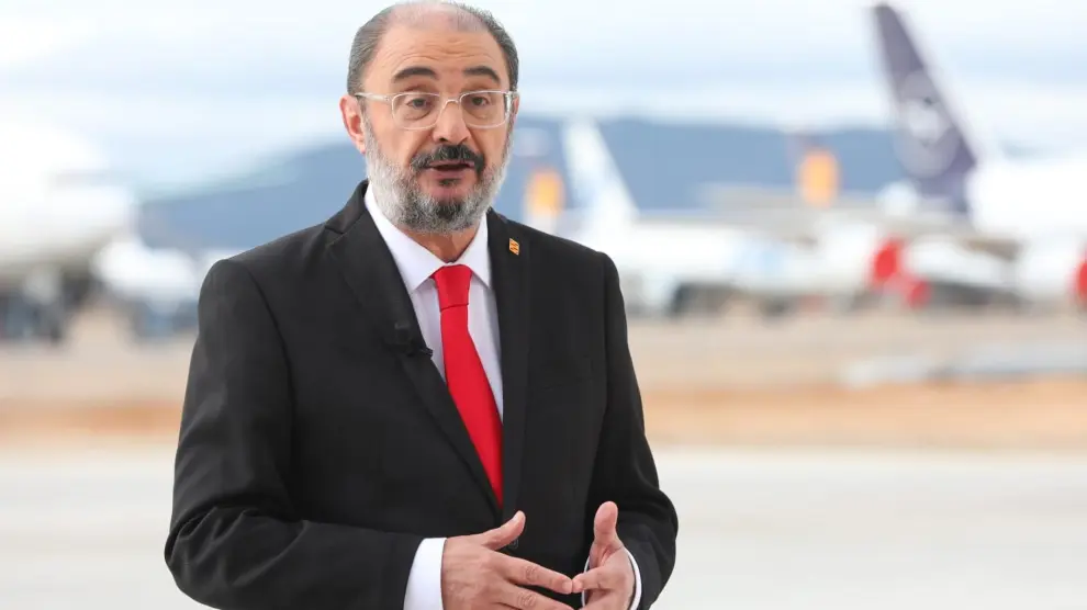 Javier Lambán, durante su mensaje de fin de año, en el aeropuerto de Teruel.