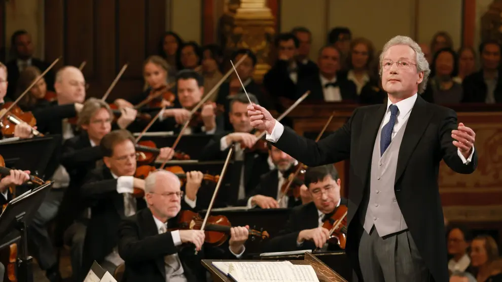 El maestro Franz Welser-Möst dirige la Filarmónica de Viena con su tradicional Concierto de Año Nuevo