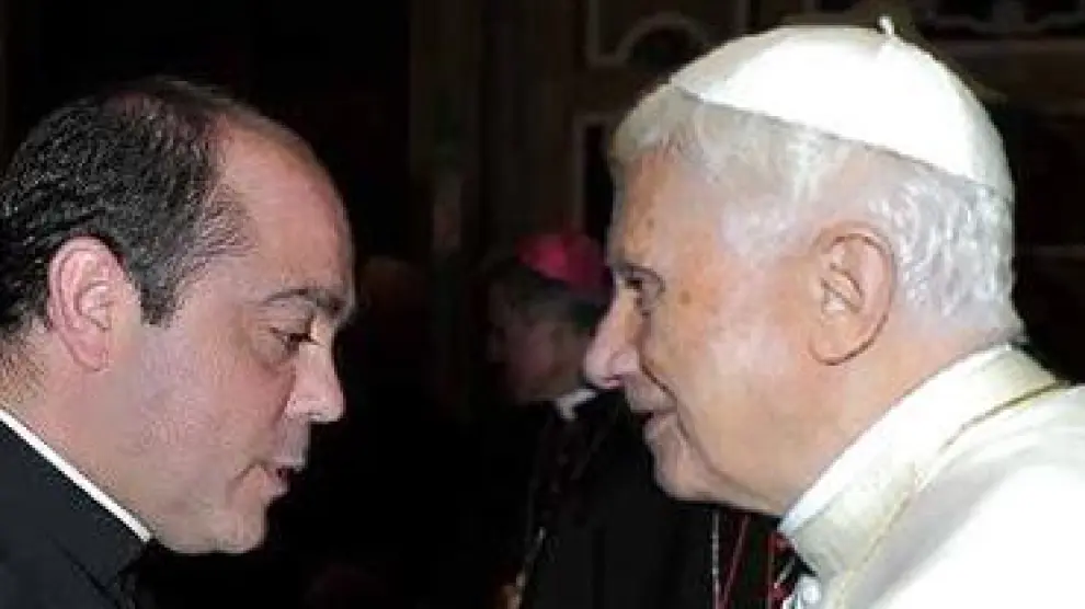 El sacerdote zaragozano Ángel Arrebola, en otra audiencia oficial con Benedicto XVI.