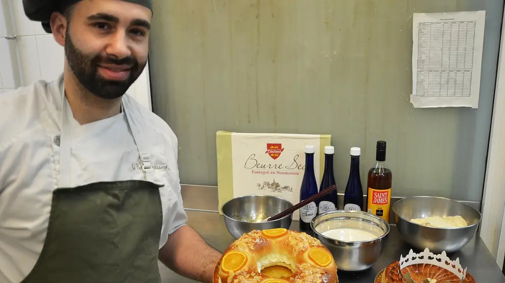 El maestro pastelero de Le Petit Croissant, Daniel Castillo, con los ingredientes de su roscón.