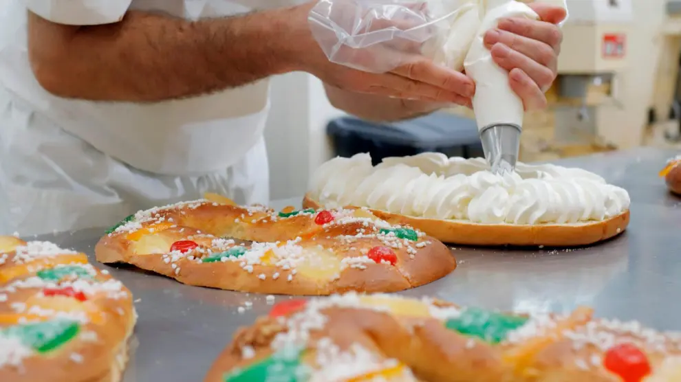 Proceso de elaboración de los roscones de la pastelería Ascaso.