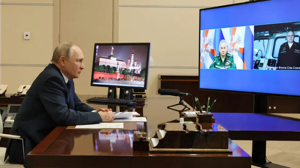 El presidente ruso, Vladimir Putin, asiste a una ceremonia para lanzar la fragata Almirante Gorshkov a la misión de combate, a través de un enlace de video en Moscú.