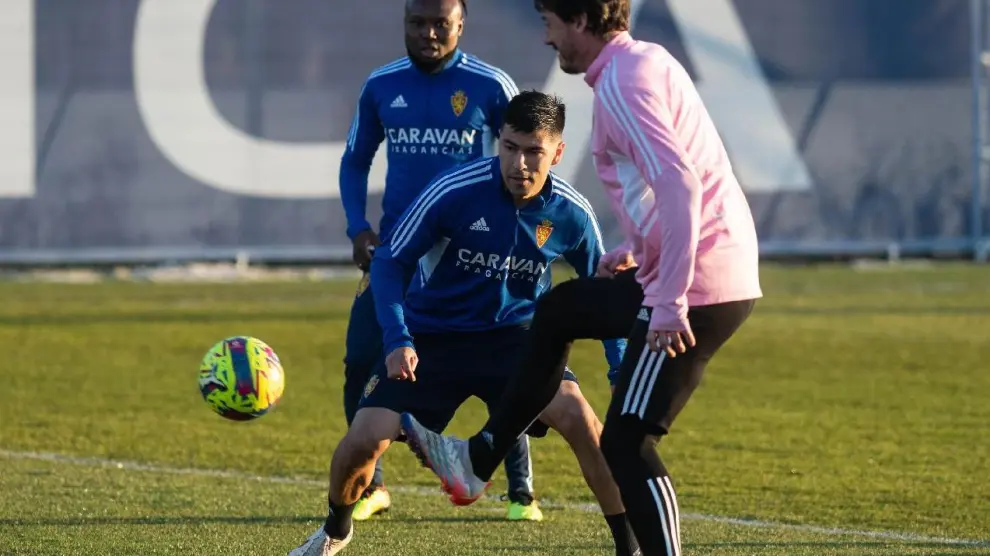 Cristian Álvarez, en un rondo junto al nuevo fichaje Alarcón y al retornado Igbekeme, en un entrenamiento de esta semana.