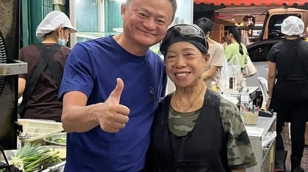 Jack Ma en el restaurante restaurante callejero Jay Fai´s, en Bangkok.
