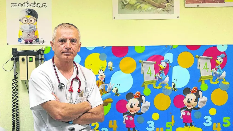 Juan José Lasarte, en su consulta de pediatría en el centro de salud de Torre Ramona.