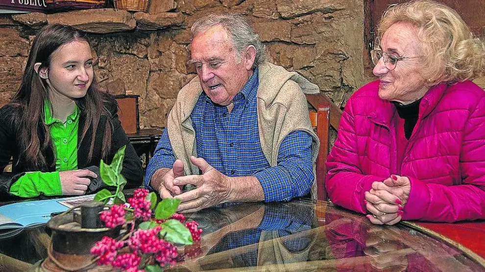 Valeria Rubio, con sus abuelos Salvador Ballano y María Rosa de la Flor.