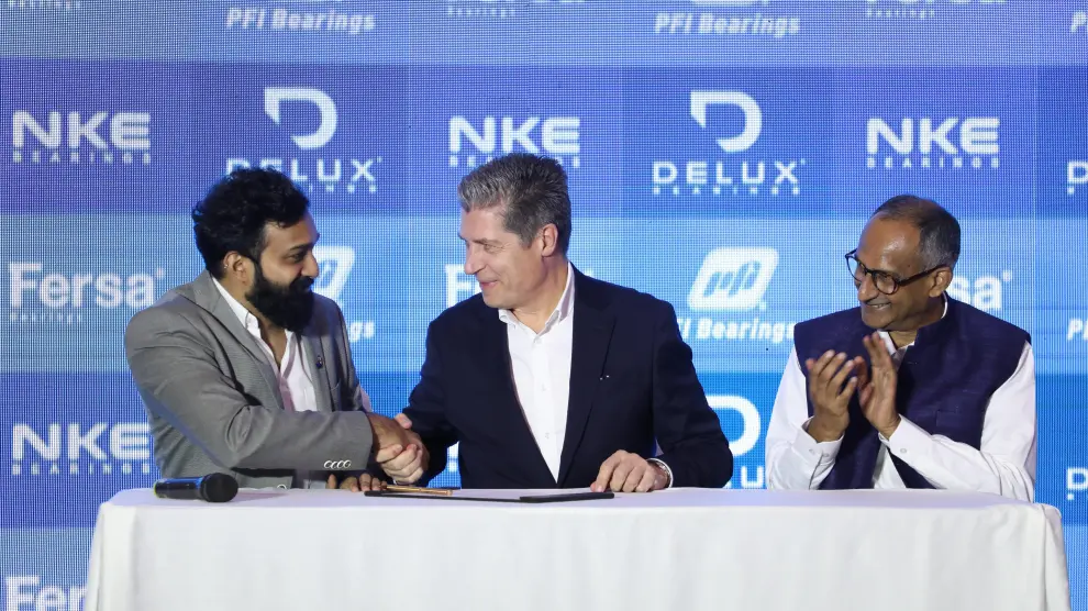 Rohan Rathod, Carlos Oehling y Kirti Rahod, tras firmar el acuerdo de compra de la empresa india por la española.