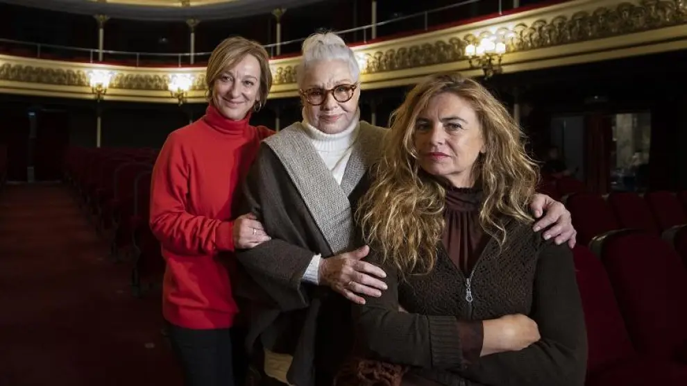 Ana Labordeta, Lola Herrera y Lola Baldrich, este miércoles, en la platea del Teatro Principal.
