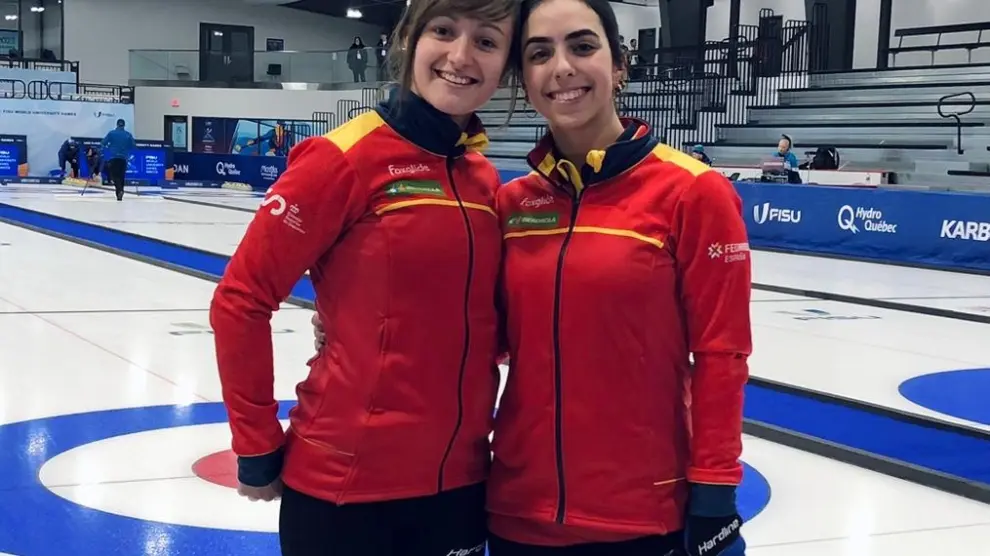 Carmen Pérez, a la izquierda, y Daniela García compiten en curling.