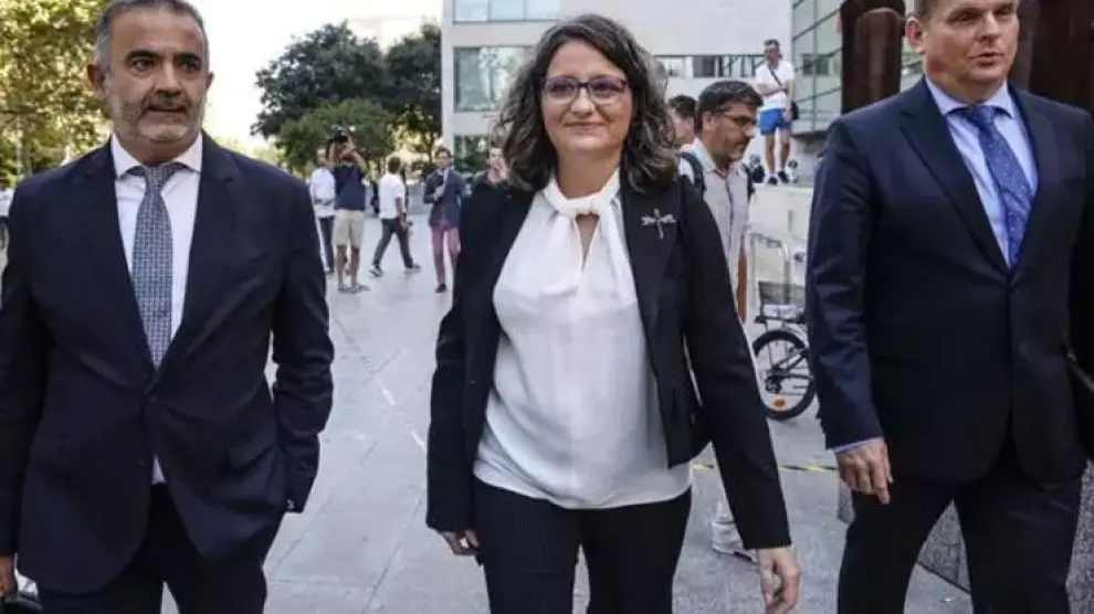 Mónica Oltra, junto a sus abogados, Miguel Ferrer (i) y Daniel Sala (d), a su salida de un juicio en la Ciudad de la Justicia de Valencia, a 19 de septiembre de 2022