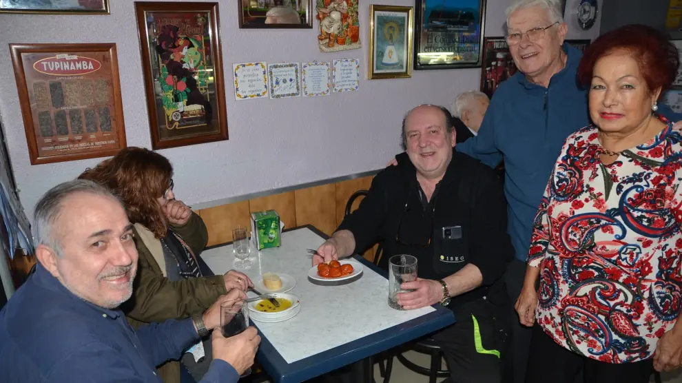 Hay clientes que acuden al bar Moneva desde muchos barrios de Zaragoza.