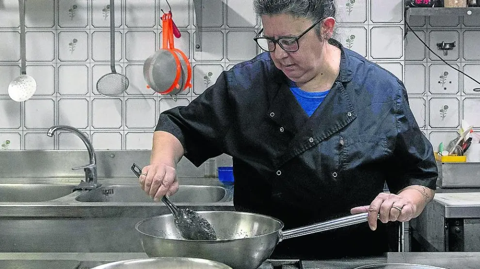 Milagros Juanes, la cocinera de la comunidad, preparaba este viernes la comida para los residentes del edificio.
