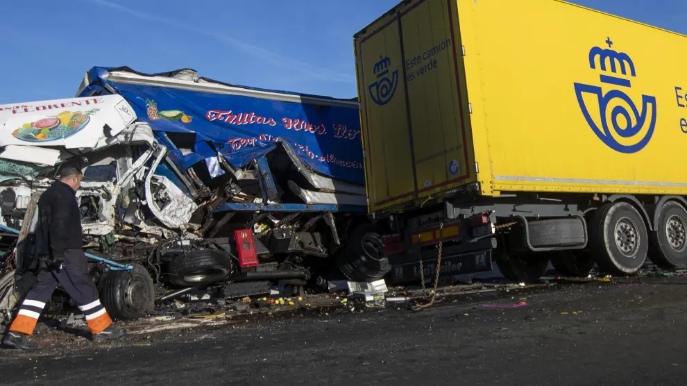 Choque de camiones en Soria en el que han fallecido los dos conductores.