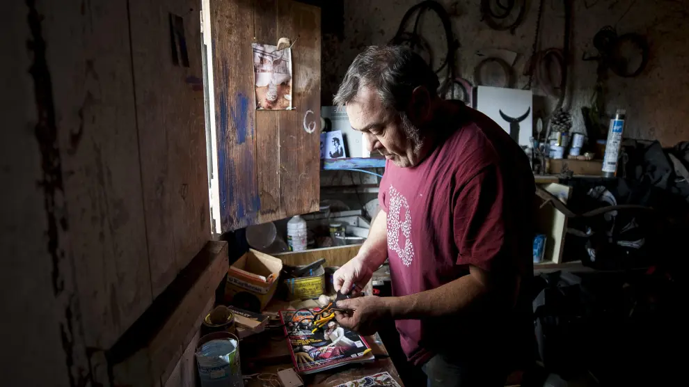 José Azul trabajando en su taller de Burbáguena.