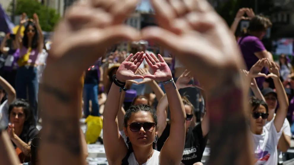 Varias mujeres realizan el símbolo feminista con las manos durante la manifestación para reclamar la abolición de la prostitución, el pasado 28 de mayo en Madrid
