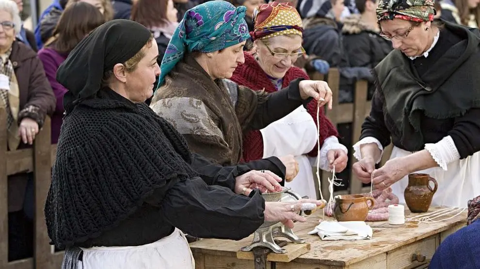 Vecinas de Albelda preparando el mondongo en una edición pasada de la Festa del Tossino.