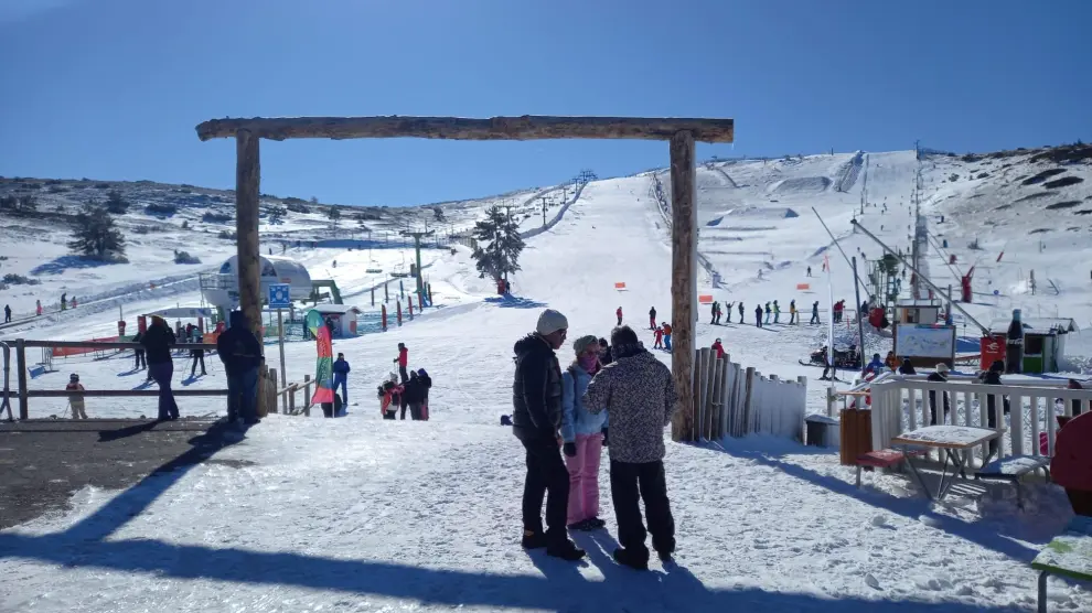 Los primeros esquiadores disfrutan de las pistas de Javalambre.