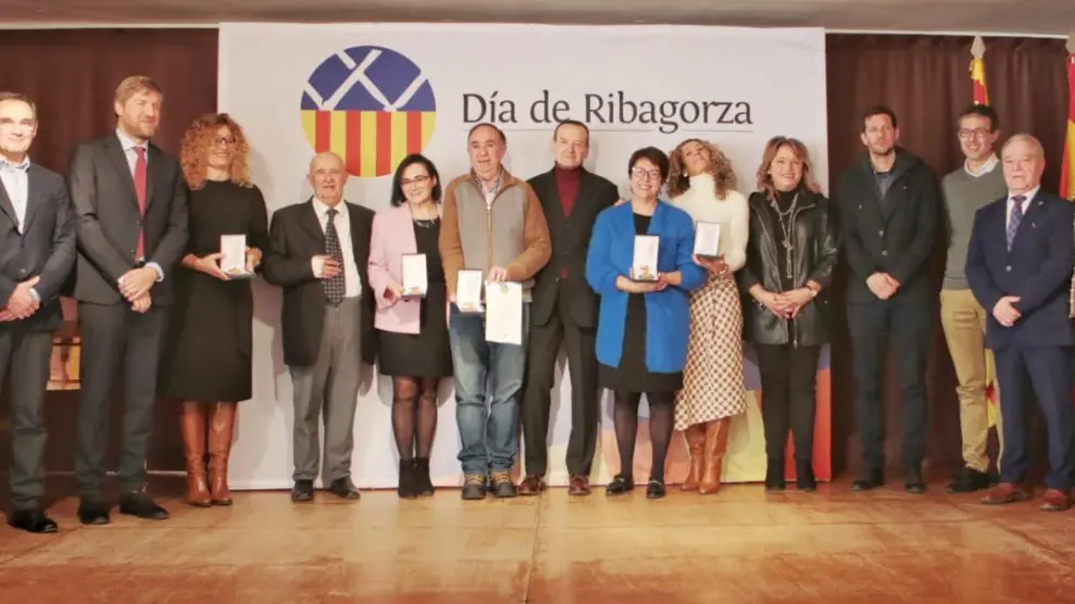Foto de Familia con los premiados y autoridades invitadas.