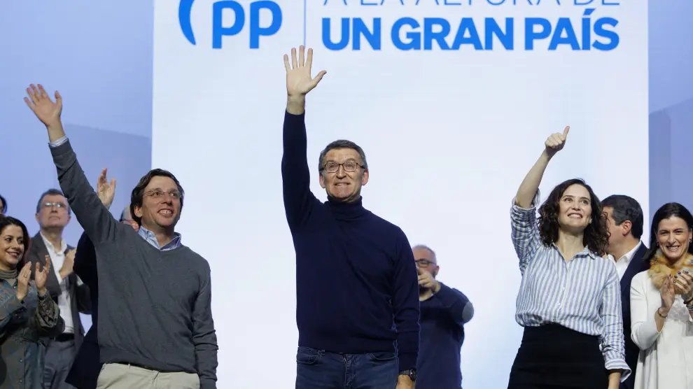 José Luis Martínez-Almeida, Alberto Núñez Feijóo e Isabel Díaz Ayuso saludan durante el acto de presentación de los candidatos del PP en Madrid, este domingo