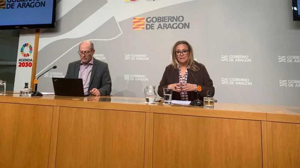 La consejera de Presidencia, Mayte Pérez, y el director general de Administración Local, José Ramón Ibáñez, han comparecido este lunes en la DGA para responder al Ayuntamiento sobre el fondo local.