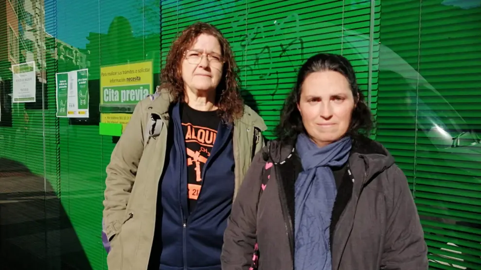 Rosa María Ruiz-Olalla y Lourdes Garrido, delante de una oficina de la Seguridad Social de Zaragoza.