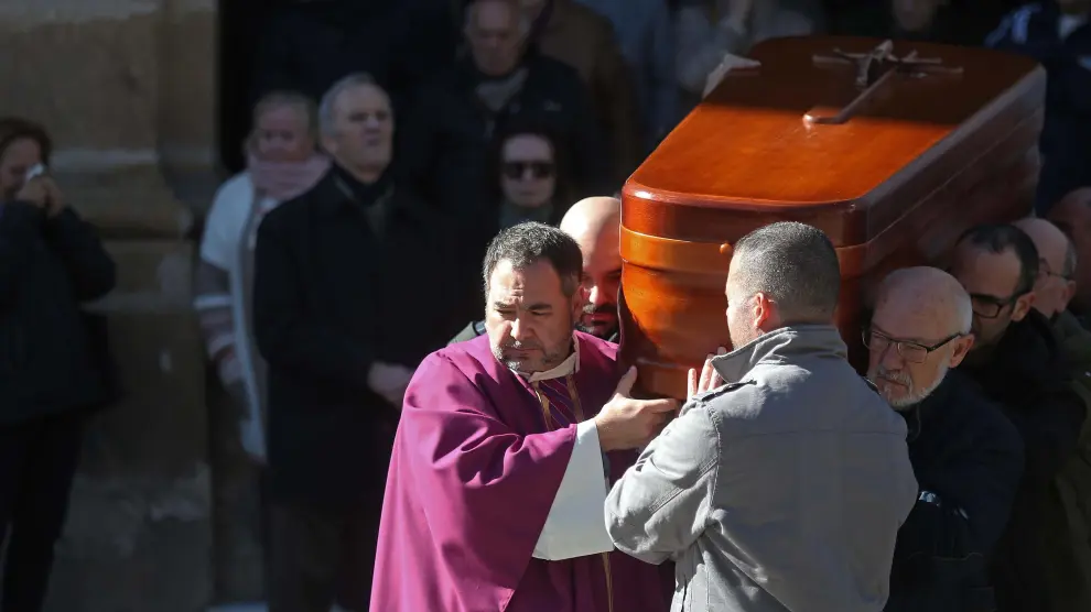 El féretro del sacristán Diego Valencia sale a hombros de la Iglesia de La Palma, tras la misa funeral.