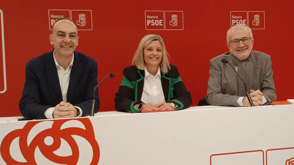 Momento de la rueda de prensa en la sede del PSOE de Huesca con Alfredo Sancho, Begoña Nasarre y Rubén Villacampa.