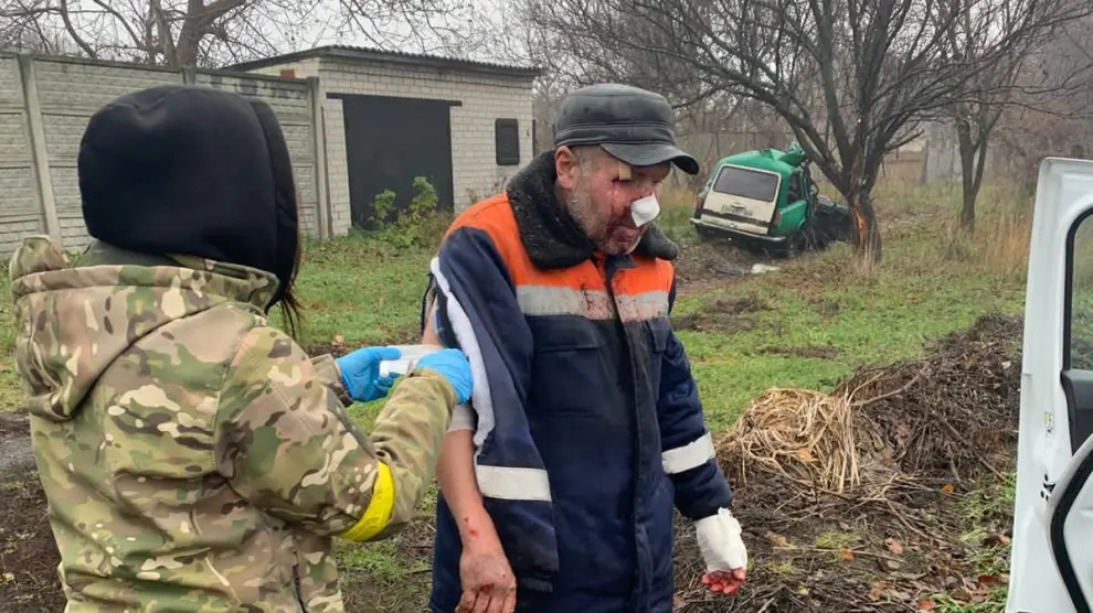 Un médico que les acompañó a los aragoneses en Ucrania les envía la atención de un herido por el bombardeo esta semana.