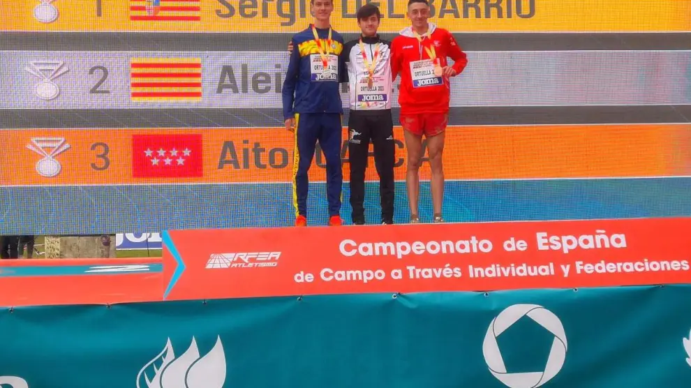 Sergio del Barrio (centro) posa con la medalla de oro conseguida en el Campeonato de España de campo a través.