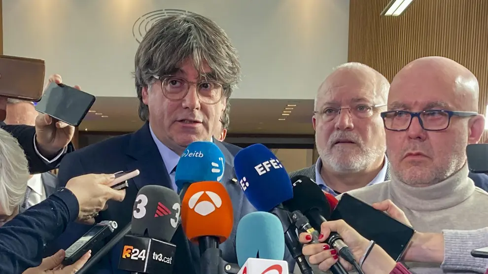 El expresidente catalán Carles Puigdemont (c) y su abogado Gonzalo Boye (c-d) declaran ante la prensa sobre la sentencia del Tribunal de Justicia de la Unión Europea en Bruselas,