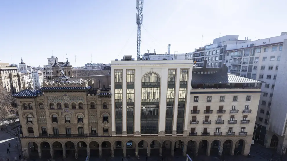 El edificio de Telefónica se construyó en 1927 y cambió de propietario en 2016, que negocia ahora su arrendamiento con Primark.
