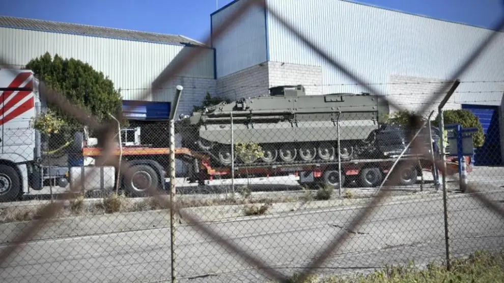 Los tanques Leopard de Zaragoza, a su llegada a la sede de Santa Bárbara en Sevilla.