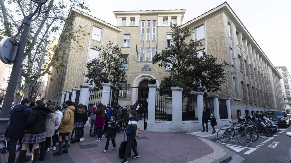Alumnos a la entrada del colegio Compañía de María, ubicado en la céntrica calle de Bilbao.
