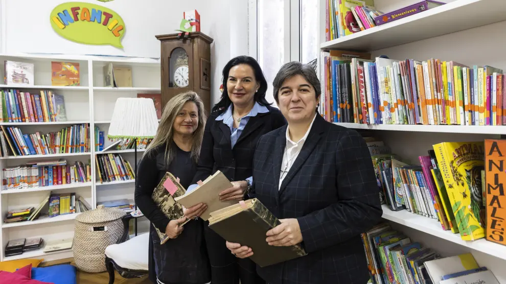 De izquierda a derecha, Pilar Manero, profesora de Primaria; Mar Martín, directora del colegio; y María José Sanz, religiosa y del equipo de titularidad de España de la Compañía de María