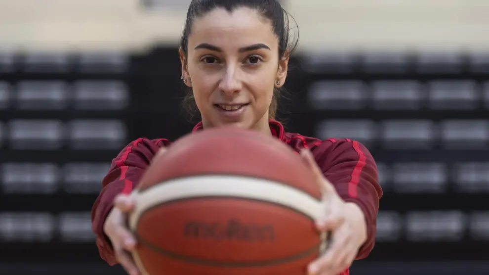 Mariona Ortiz, base del Casademont Zaragoza convocada con la selección española, sujeta un balón en el pabellón Siglo XXI.