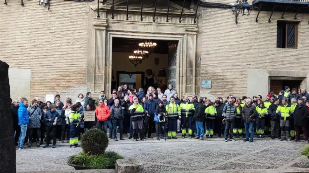 Gran participación en la protesta celebrada este jueves delante del Ayuntamiento de Huesca.