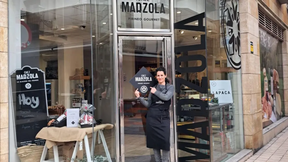 Elena Bernad, propietaria de Chez Marzola Pirineo Gourmet, en la puerta del establecimiento.