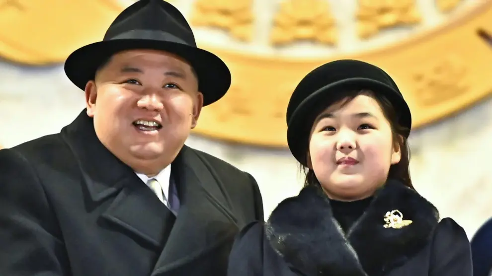 Kim Jong-un junto a su hija durante el desfile NORTH KOREA DEFENSE KPA ANNIVERSARY