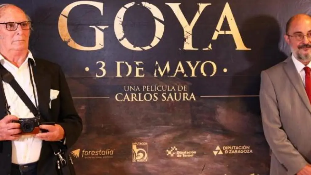 Imagen del archivo de Carlos Saura con el presidente Javier Lambán en la presentación de 'Goya, 3 de mayo'.