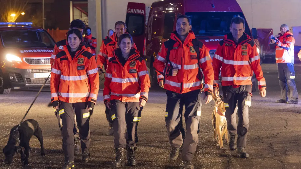 Los siete bomberos desplazados a Turquía, a su llegada este sábado al parque 1 de Valle de Broto.