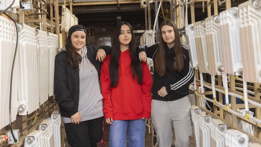 Valentina Mínguez, Tania Requena y Mireya Díez, tres jóvenes que cursan una FP industrial en el IES Virgen del Pilar de Zaragoza,